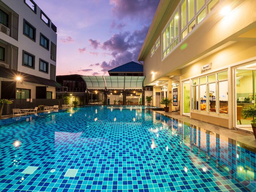 Una piscina al aire libre