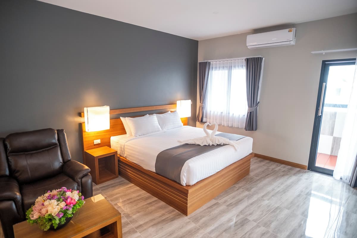 Sky Suite | Minibar, in-room safe, WiFi (free), bed sheets