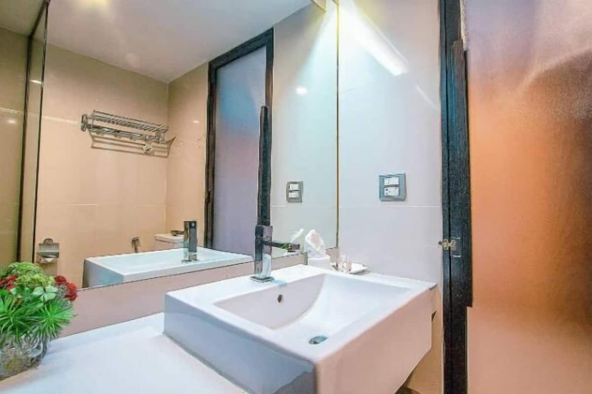 Badkamer | Gratis toiletartikelen, een haardroger, handdoeken