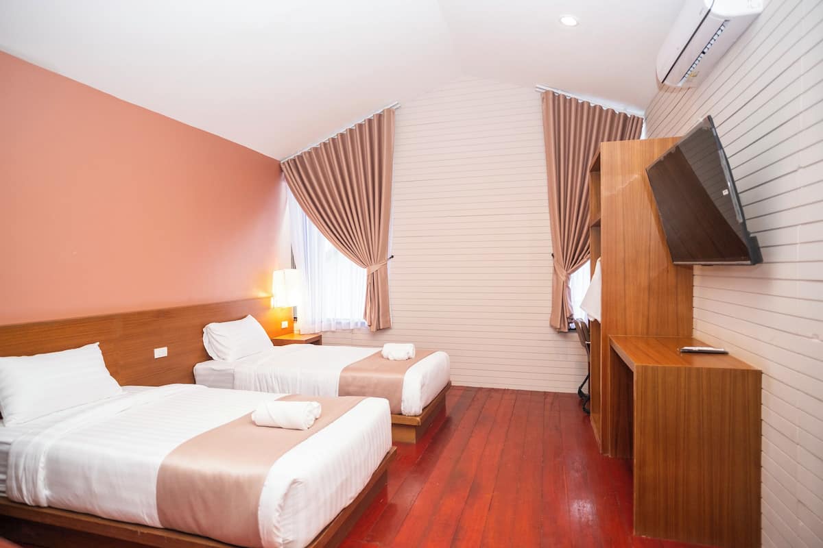 Family Loft | Minibar, in-room safe, WiFi (free), bed sheets