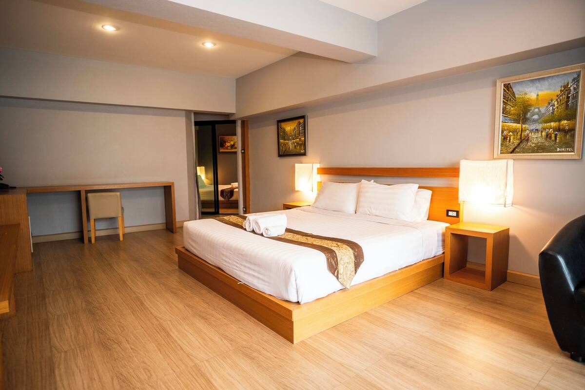 Family Eco | Minibar, in-room safe, WiFi (free), bed sheets