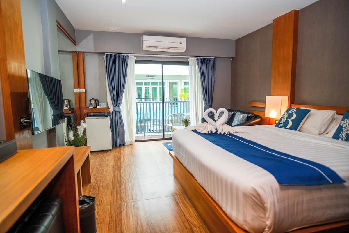Poolside Room | Minibar, in-room safe, WiFi (free), bed sheets