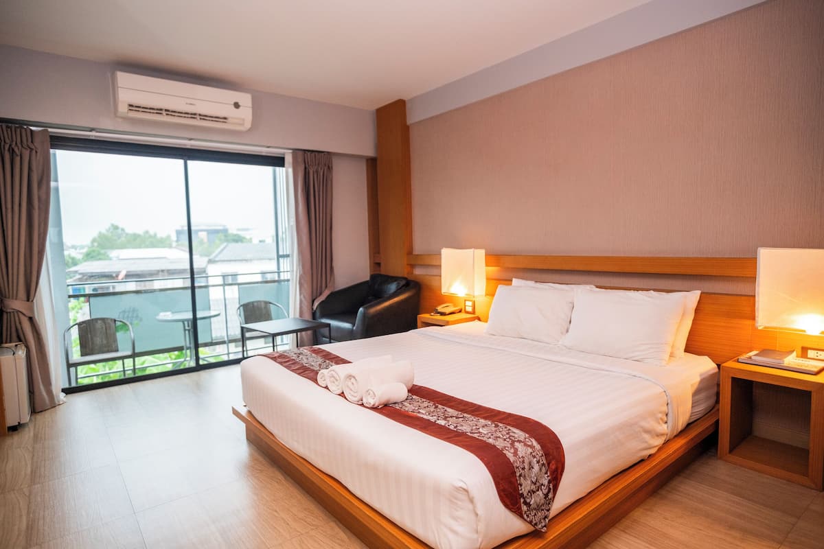 Deluxe Double Room | Minibar, in-room safe, WiFi (free), bed sheets