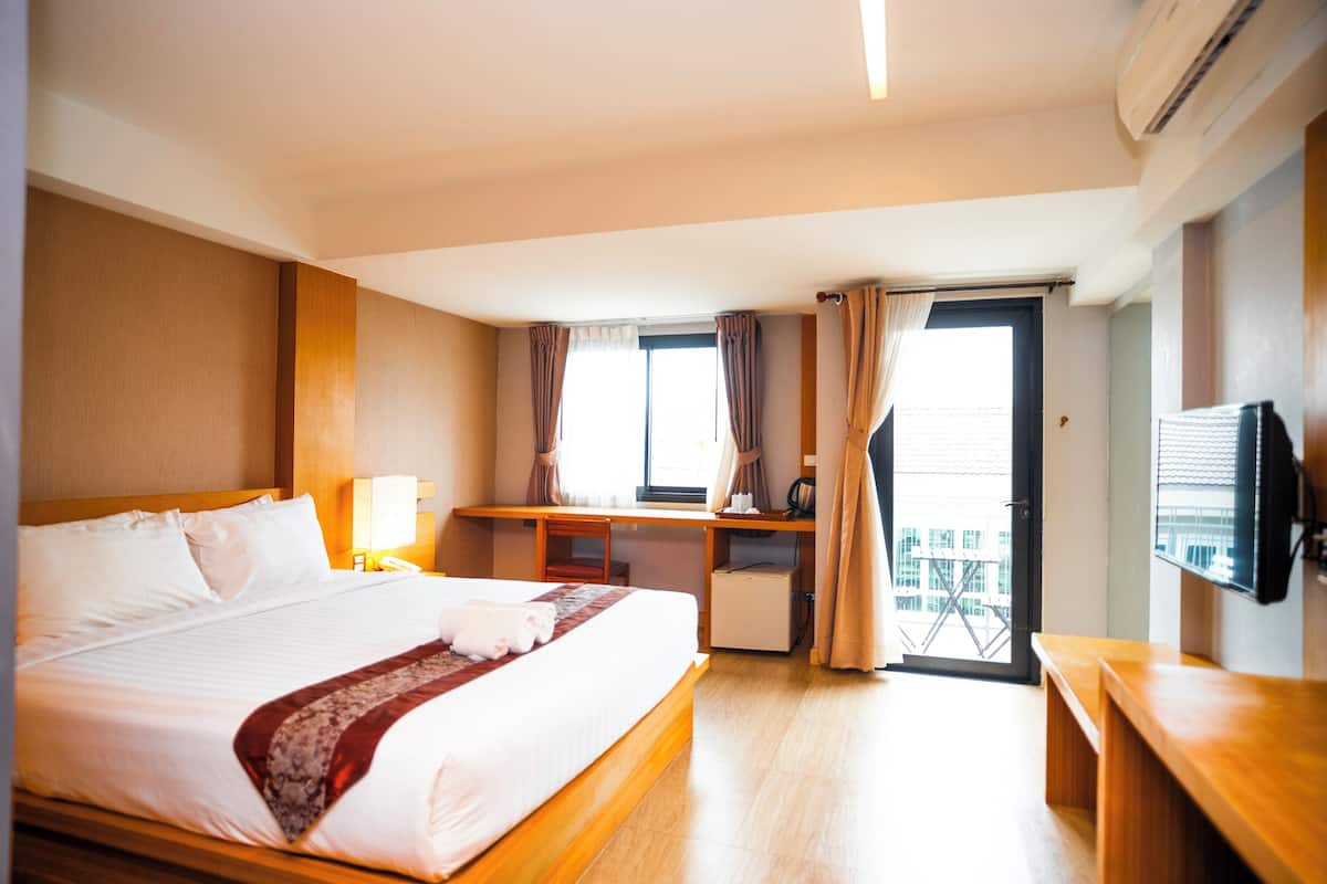 Poolview Double Room | Minibar, in-room safe, WiFi (free), bed sheets