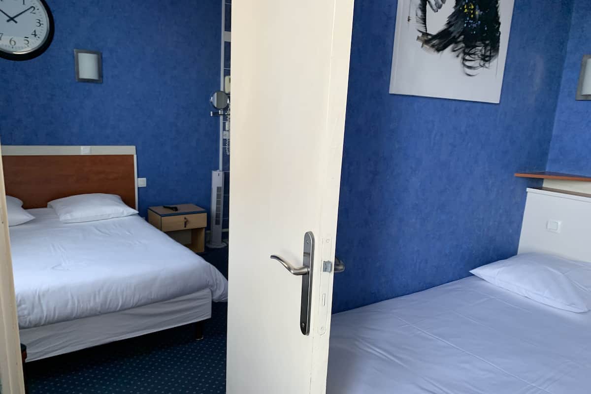Kamar Quadruple Standar | Seprai premium, brankas, meja kerja, dan ruang kerja ramah laptop