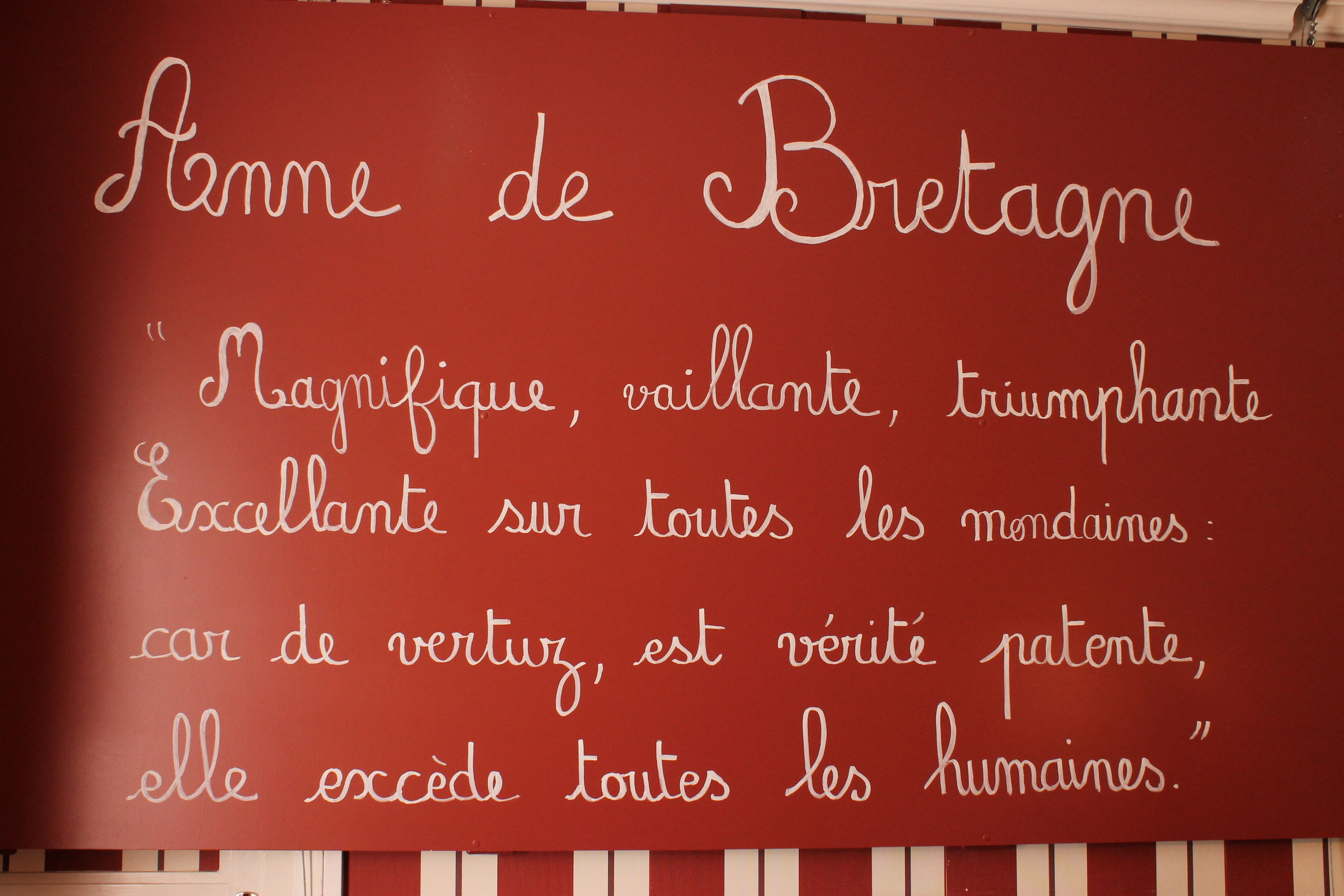 A red wall with white text in French.