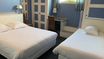 Standaard driepersoonskamer | Luxe beddengoed, een kluis op de kamer, een bureau, een laptopwerkplek