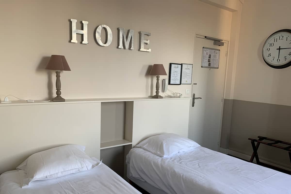 Standard-Zweibettzimmer, 2 Einzelbetten | Hochwertige Bettwaren, Zimmersafe, Schreibtisch