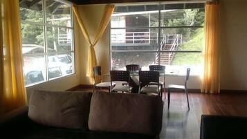 Superior Villa | Ruang tamu | TV LCD, pemain DVD