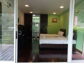Cortinas blackout, wifi gratis y ropa de cama 