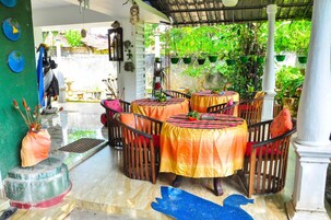 Desayuno (USD 7 por persona)