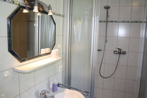 Comfort-Apartment, 2 Schlafzimmer, Balkon, Bergblick | Badezimmer | Dusche, Haartrockner, Hausschuhe, Handtücher