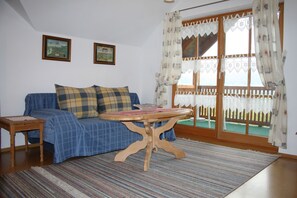 Apartment, Balcony (Dachgeschoss) | Living area | Flat-screen TV - Donauer im Altmühltal - Ferienwohnungen (Beilngries)