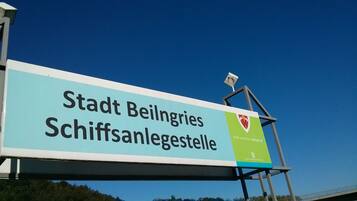 Segnaletica per il punto di attracco delle navi di Stadt Beilngries, con logo e testo.