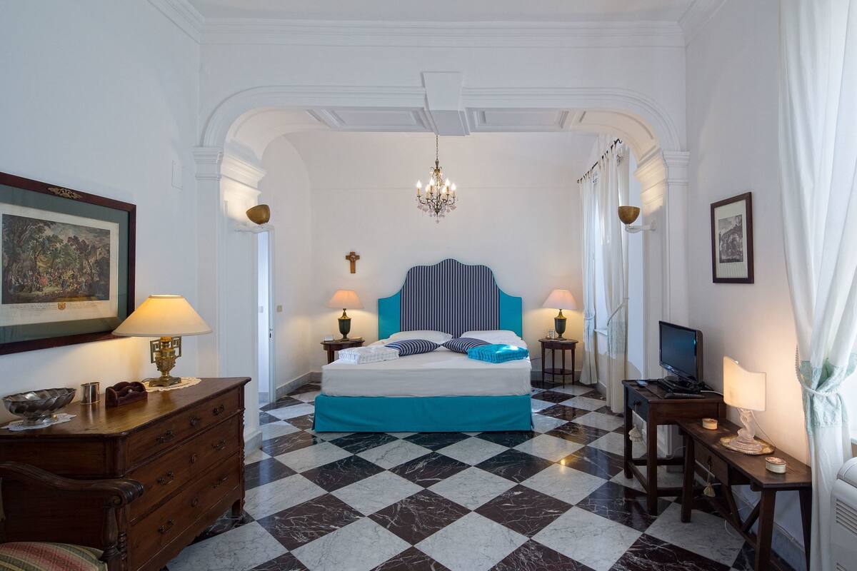 Premium bedding, iron/ironing board, free cots/infant beds, free WiFi
