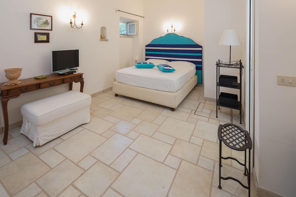 Premium bedding, iron/ironing board, free cots/infant beds, free WiFi