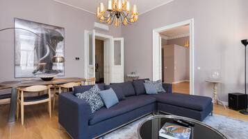 套房, 3 间卧室, 厨房 (Master Suite 0215A) | 客厅 | 平板电视