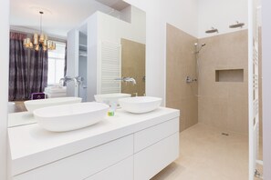 Suite, 3 habitaciones, cocina (Master Suite 0215A) | Lavabo en el baño