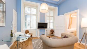 Suite (Pearl 15b, Cleaning Fee Included) | Living area | Flat-screen TV