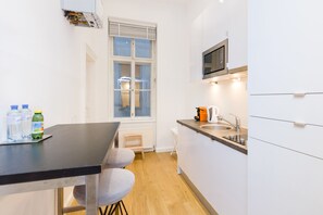 Suite (Quartz 15c, Cleaning Fee Included) | Eigene Küche | Kühlschrank, Mikrowelle, Ofen, Herdplatte