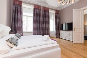 Suite, 3 Schlafzimmer, Küche (Master Suite 0215A) | 1 Schlafzimmer, individuell dekoriert, individuell eingerichtet
