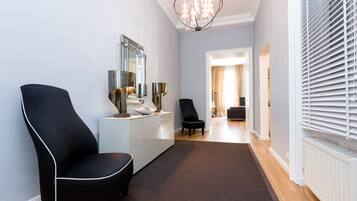 Suite, 3 habitaciones, cocina (Master Suite 0215A) | 1 habitación, decoración personalizada y muebles diferentes