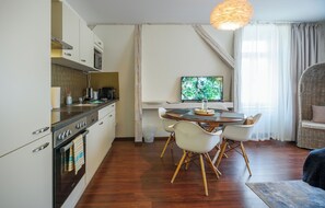 Appartement | Cuisine privée | Réfrigérateur, four à micro-ondes, surface de cuisson, lave-vaisselle