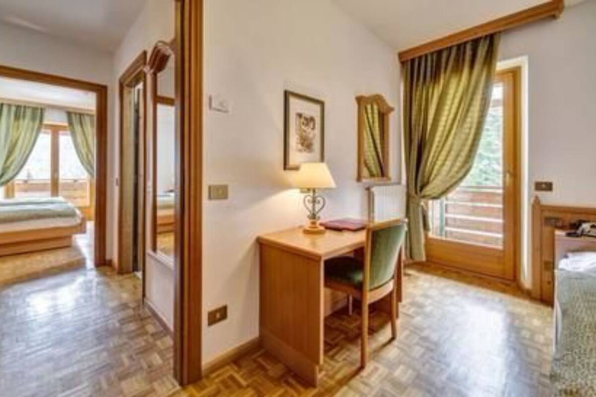 family room | desk, soundproofing, cots/infant beds, free wifi