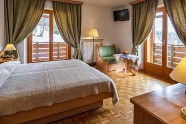 Desk, soundproofing, cots/infant beds, free WiFi