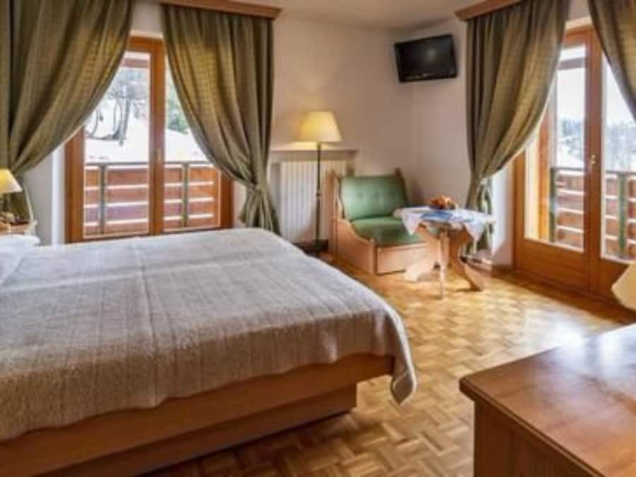 Desk, soundproofing, cots/infant beds, free WiFi