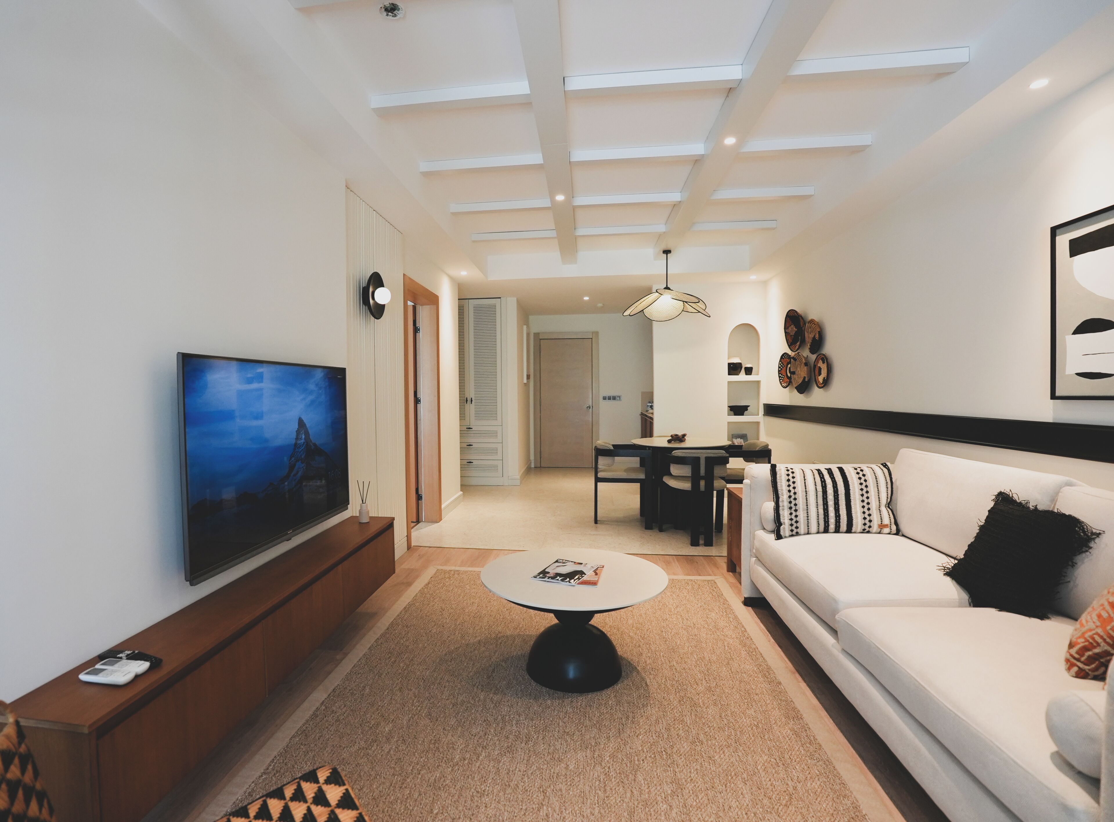 Condo dành cho gia đình, 2 phòng ngủ | Khu phòng khách | TV LCD 40-inch có truyền hình vệ tinh, TV 