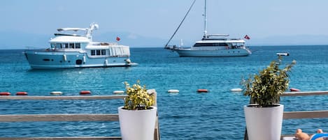 Privatstrand in der Nähe, Liegestühle, Sonnenschirme, Strandbar