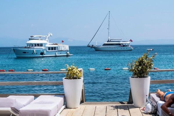 Yksityinen ranta lähistöllä, aurinkotuoleja, aurinkovarjoja, rantabaari