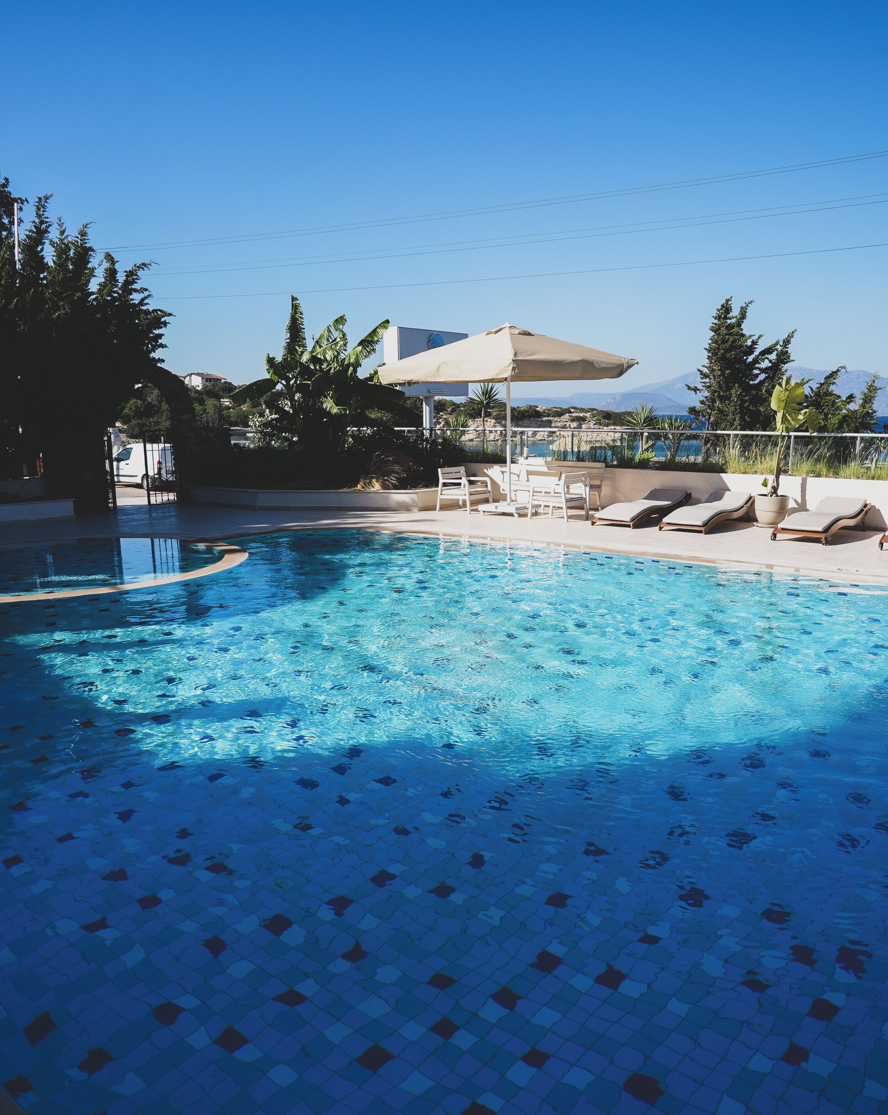 Piscine extérieure (ouverte en saison), parasols de plage