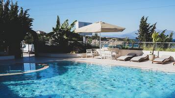 Piscine extérieure (ouverte en saison), parasols de plage