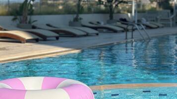 Piscine extérieure (ouverte en saison), parasols de plage