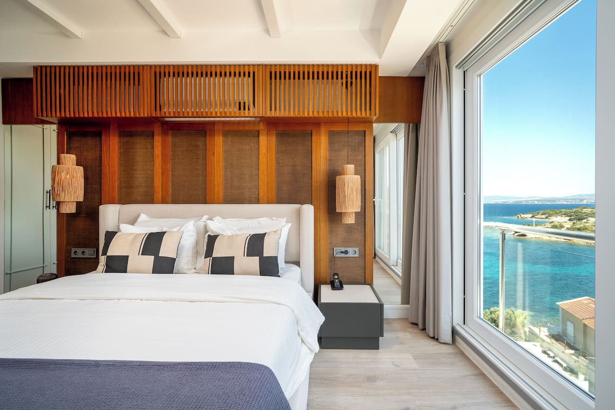 Suite | 2 bedrooms, premium bedding, minibar, in-room safe