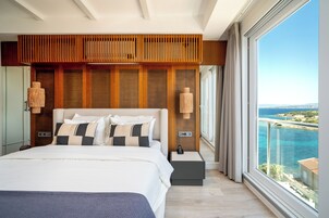 Suite | Premium bedding, minibar, in-room safe, desk