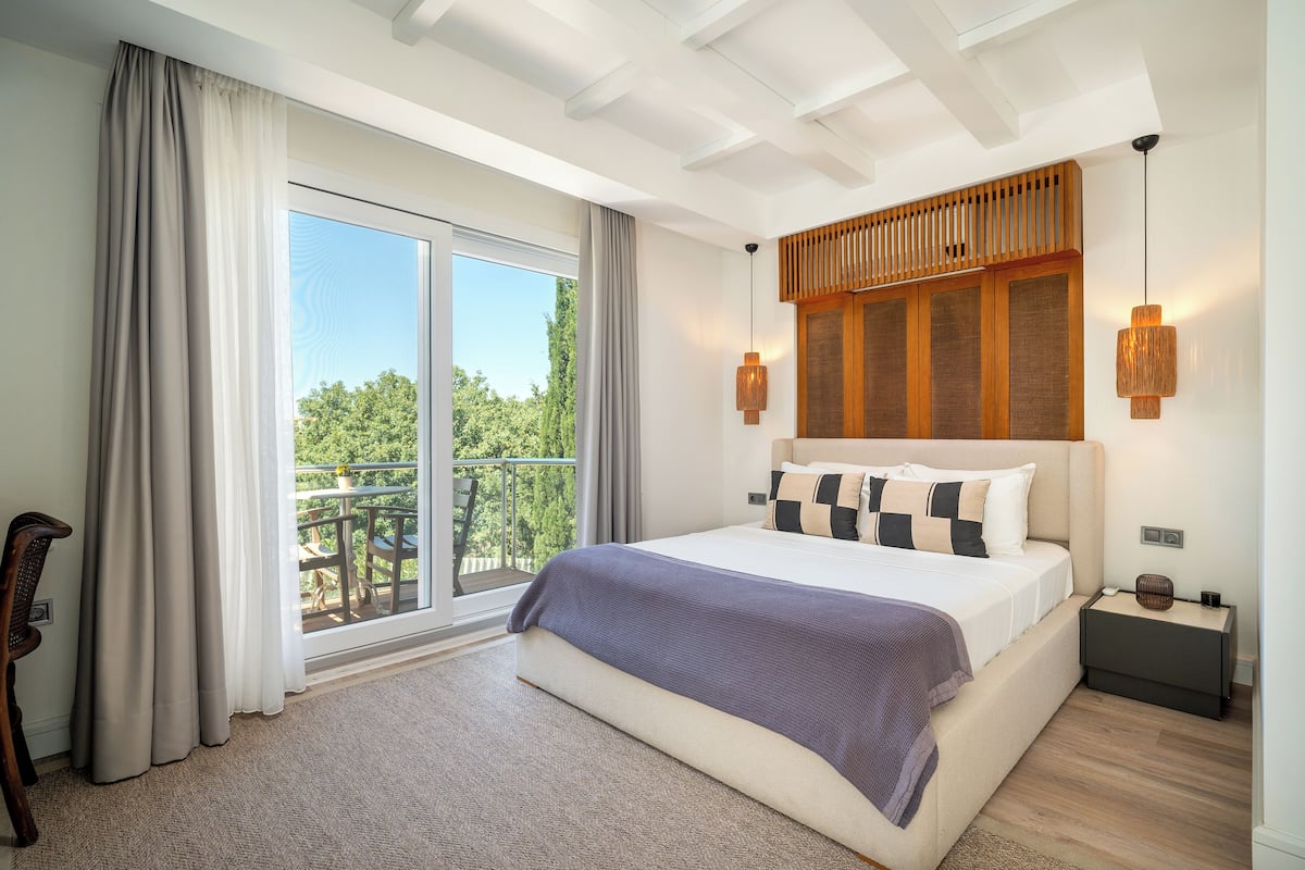 Junior Suite | 2 bedrooms, premium bedding, minibar, in-room safe