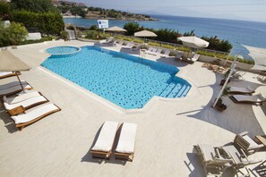 Seasonal outdoor pool, pool umbrellas, sun loungers - Dalyan Residence & Suites (Cesme)