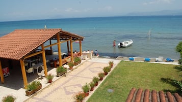 Sulla spiaggia, lettini da mare, un bar sulla spiaggia