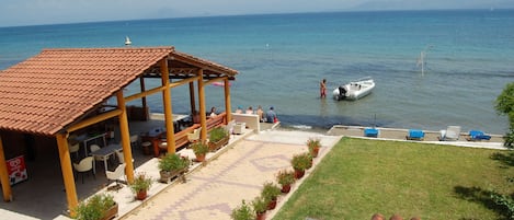 Di pantai, kursi berjemur, dan bar pantai