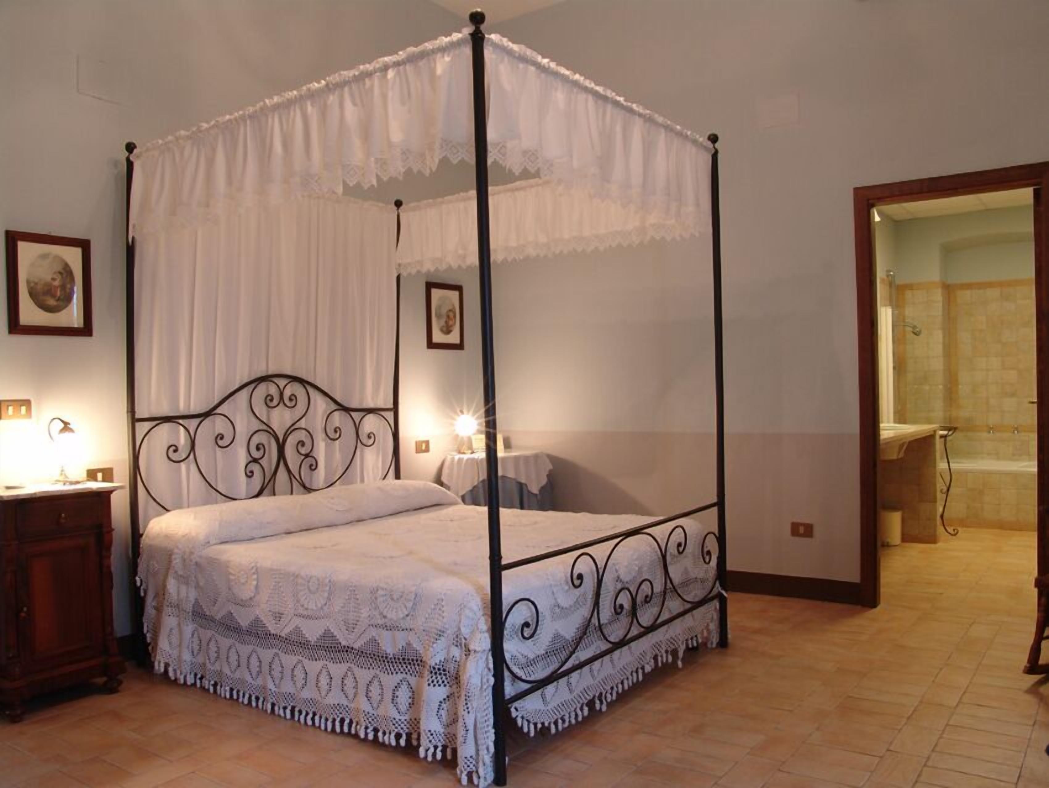 Suite | Minibar, free cribs/infant beds, free WiFi