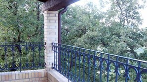 A balcony with a brick column and metal railing. - Villa Pardi (Manoppello)