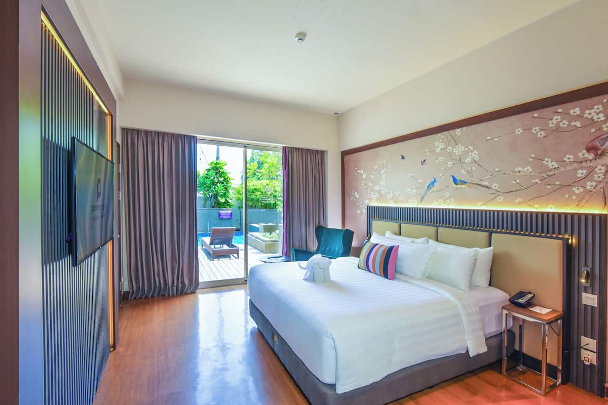 Queen Suite | 1 bedroom, in-room safe, desk, blackout drapes