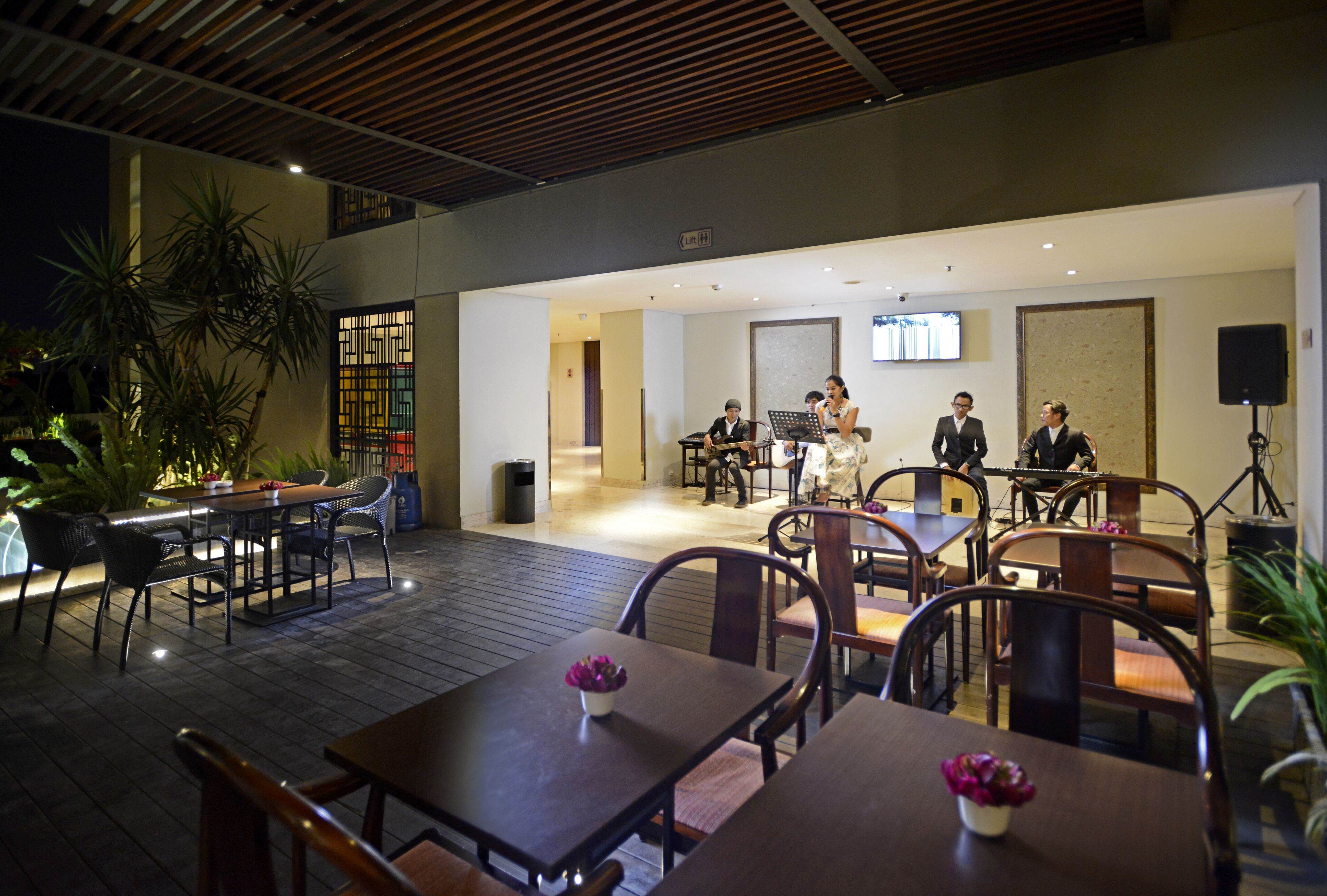 breakfast, lunch, dinner served; international cuisine