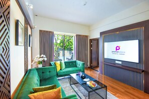 Queen Suite | In-room safe, desk, blackout drapes, soundproofing