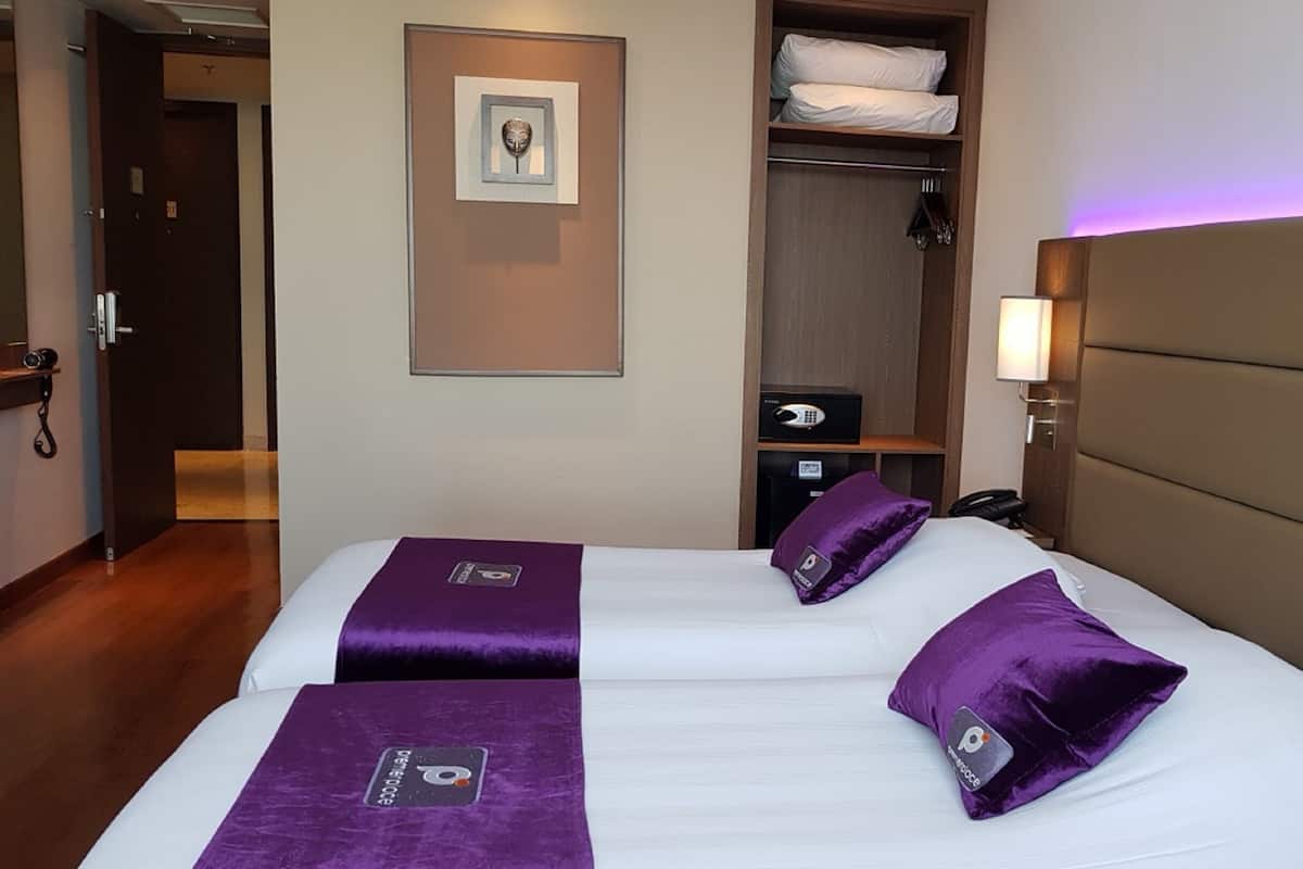 Twin Classic, Smoking | 1 bedroom, in-room safe, desk, blackout drapes