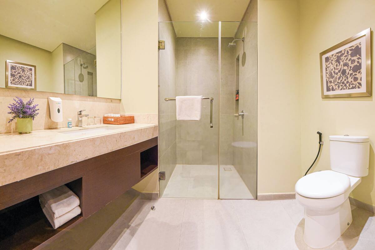 queen suite | bathroom | shower, free toiletries, hair dryer, slippers