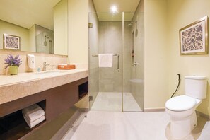 Queen Suite | Bathroom | Shower, free toiletries, hair dryer, slippers